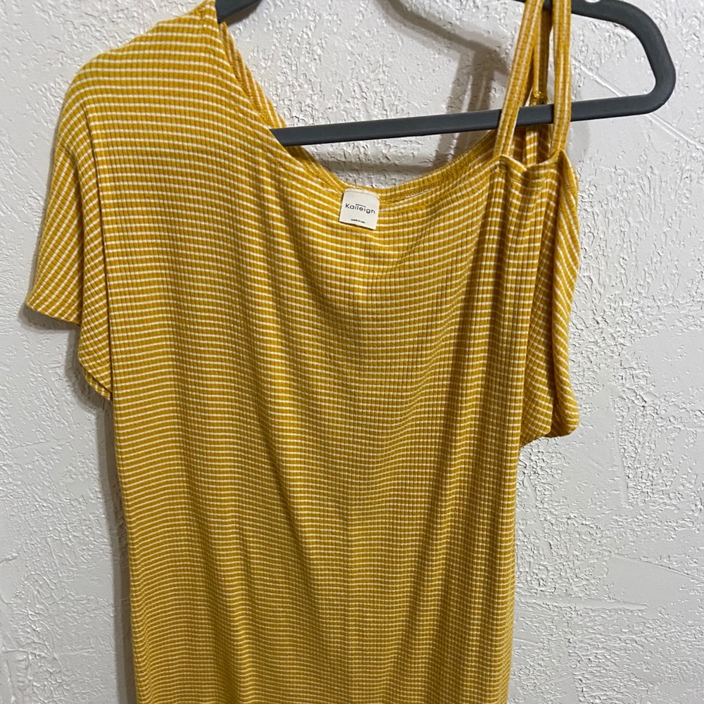 One shoulder t